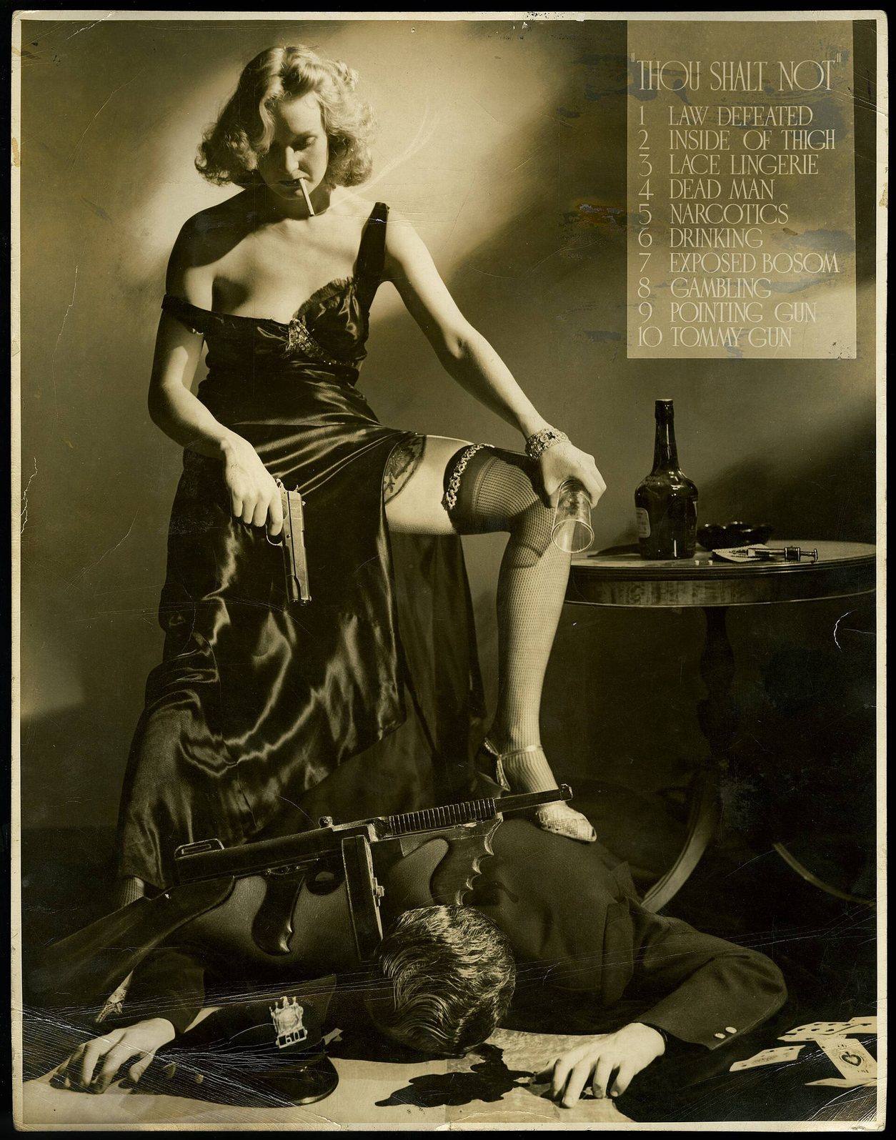 Fotografía en blanco y negro de 1940 con una mujer en vestido de noche sentada sobre un cadáver, junto a una botella, un arma y un cartel con una lista de prohibiciones