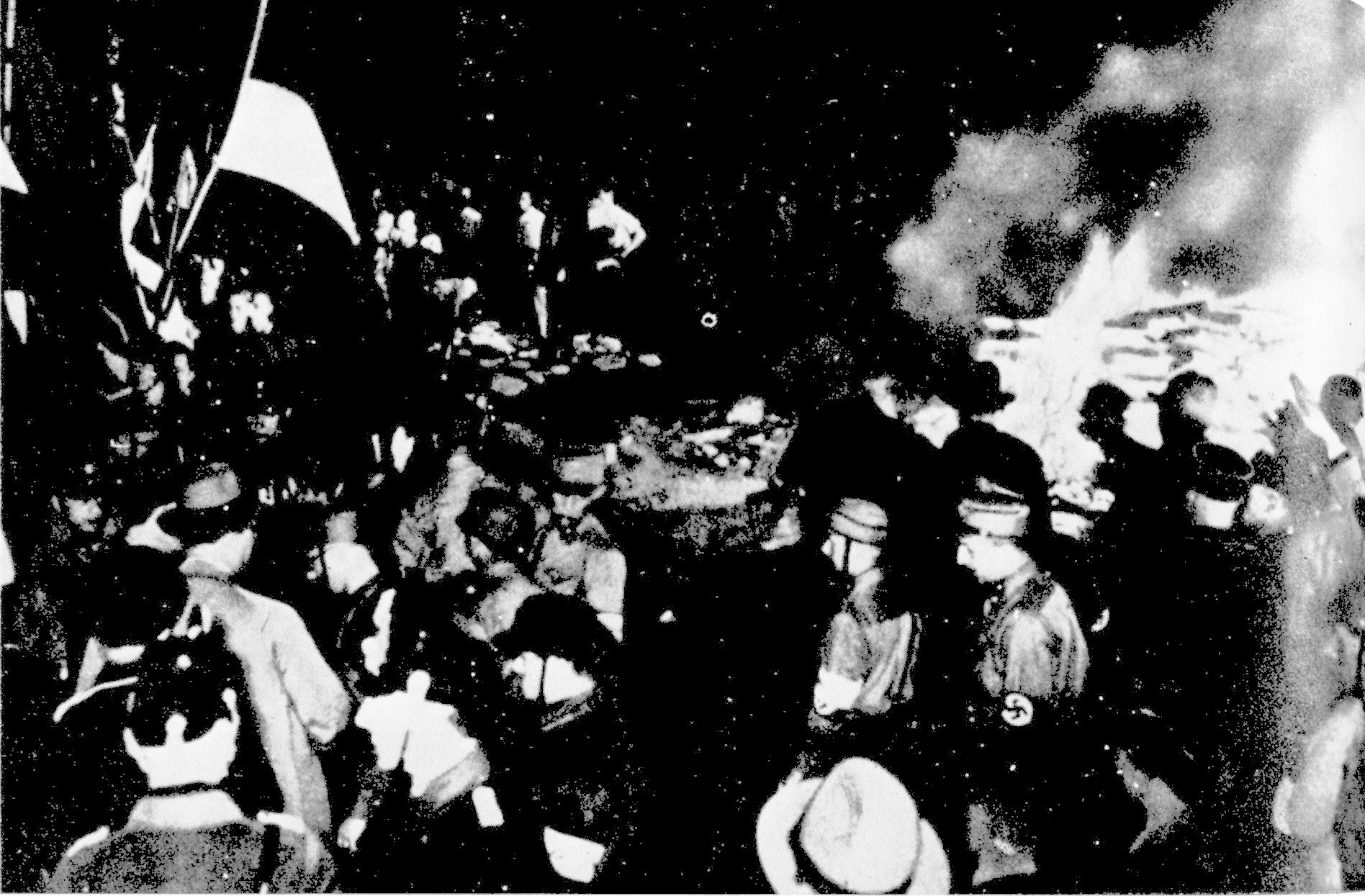 Fotografía nocturna de 1933 de una gran multitud alrededor de una hoguera en una plaza de Berlín