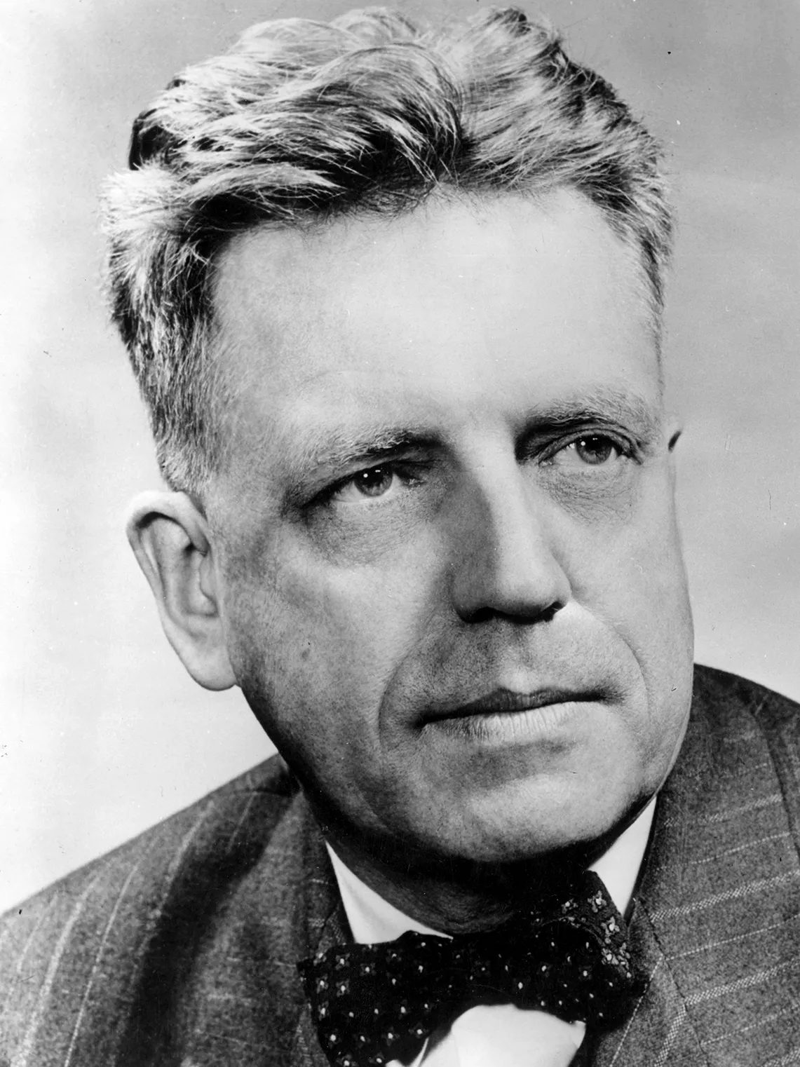 Retrato fotográfico de un hombre de mediana edad con pajarita, hacia 1952