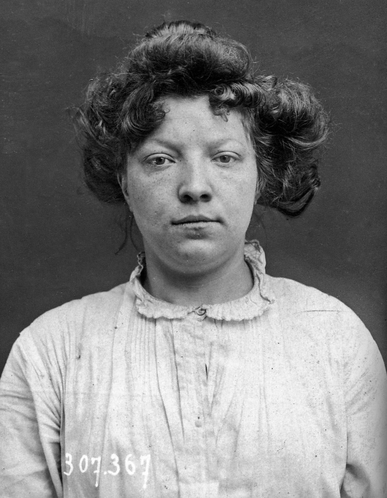 Fotografía policial de identificación de una mujer joven de pelo abultado, de frente, con el número 307367 impreso en la parte inferior