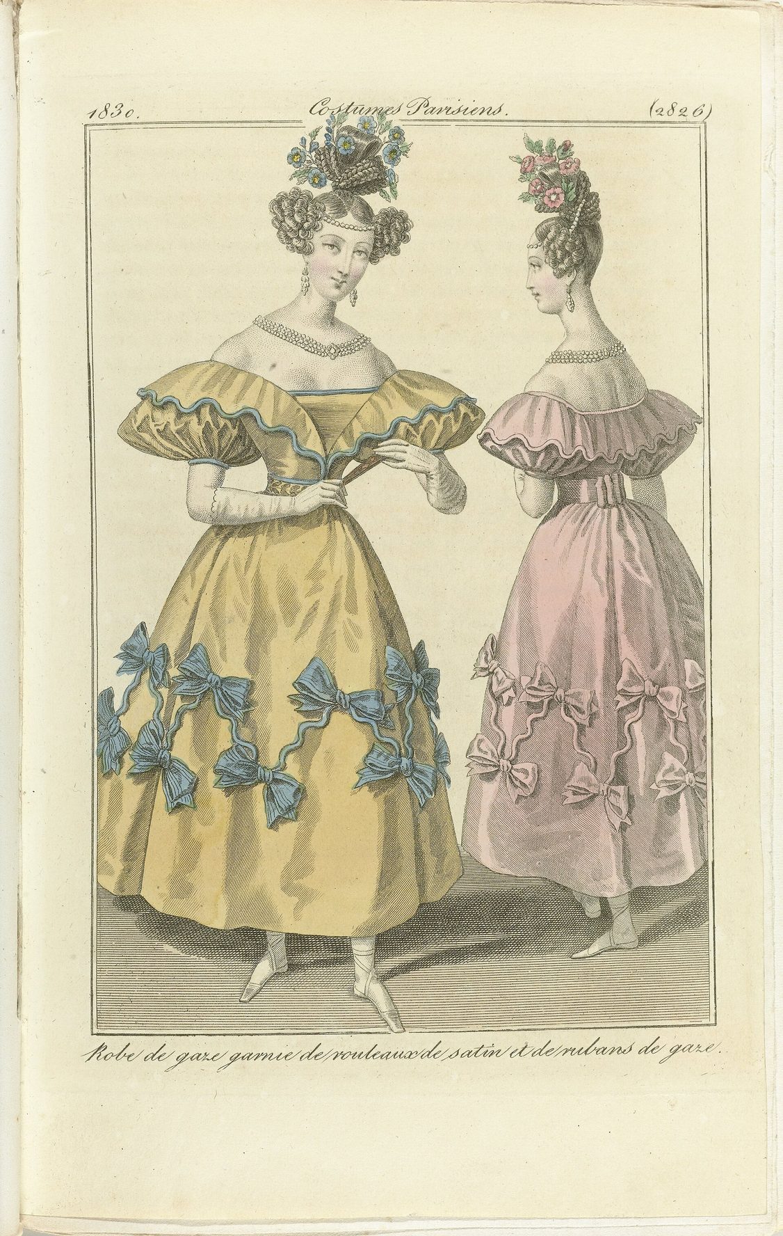 Grabado coloreado a mano de 1830 con dos figuras femeninas de moda parisina, con pie de plancha numerado