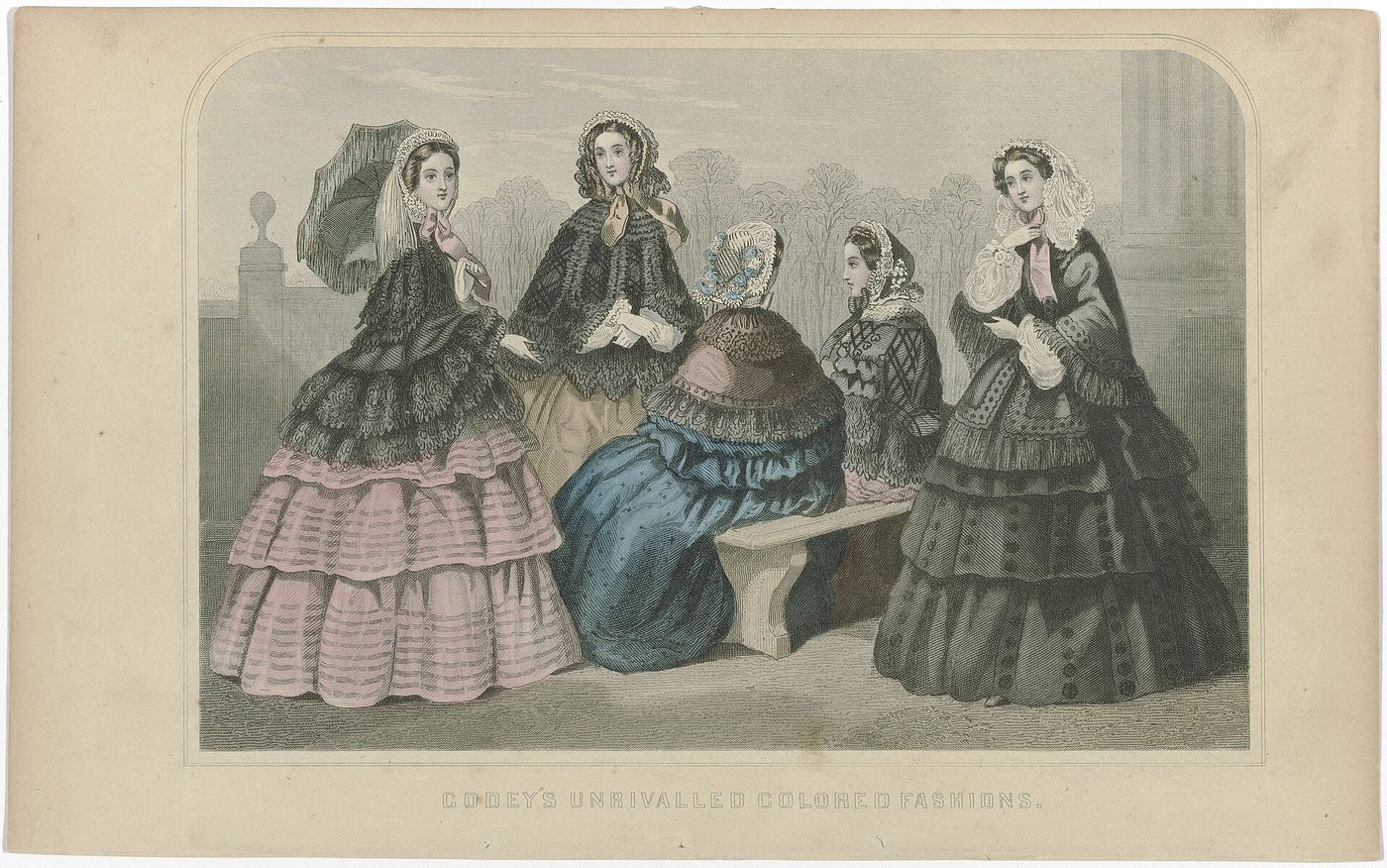 Lámina de moda coloreada de hacia 1855 con cinco figuras femeninas vestidas de época en una escena de interior