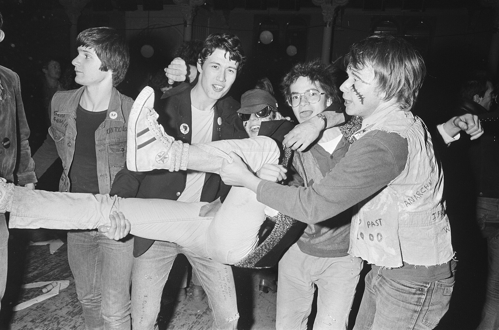 Fotografía de 1978 de una multitud juvenil en un concierto, con varias personas levantando en volandas a alguien entre el público