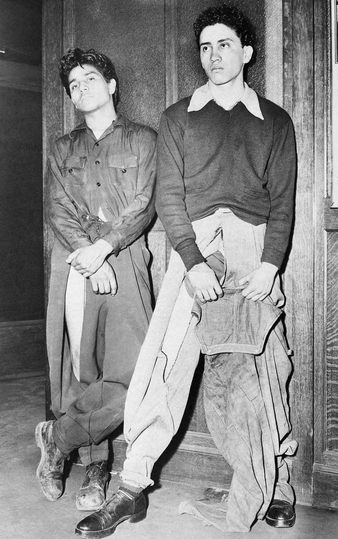 Fotografía de junio de 1943 de dos jóvenes de pie con los pantalones rotos y desgarrados tras una agresión