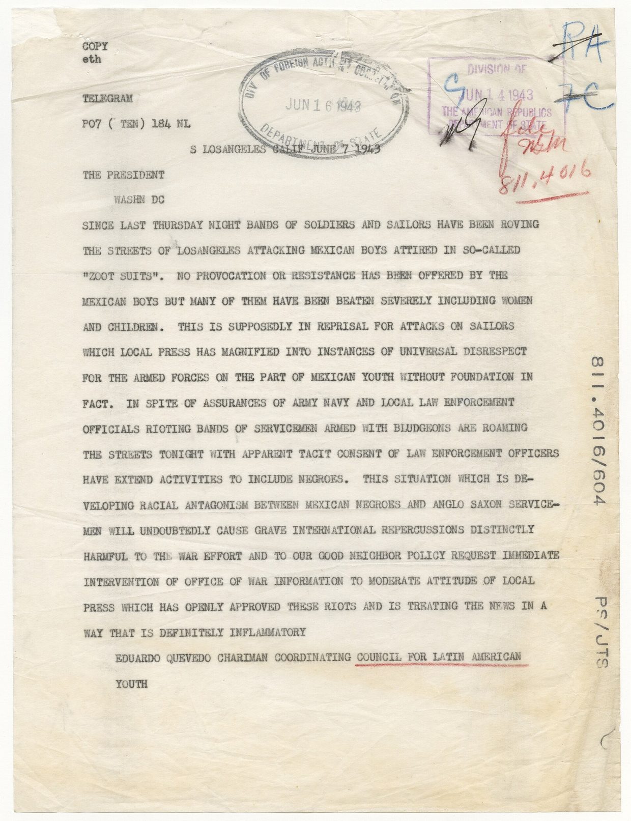 Copia mecanografiada de un telegrama de junio de 1943 dirigido al presidente de los Estados Unidos, con sellos de registro y anotaciones manuscritas