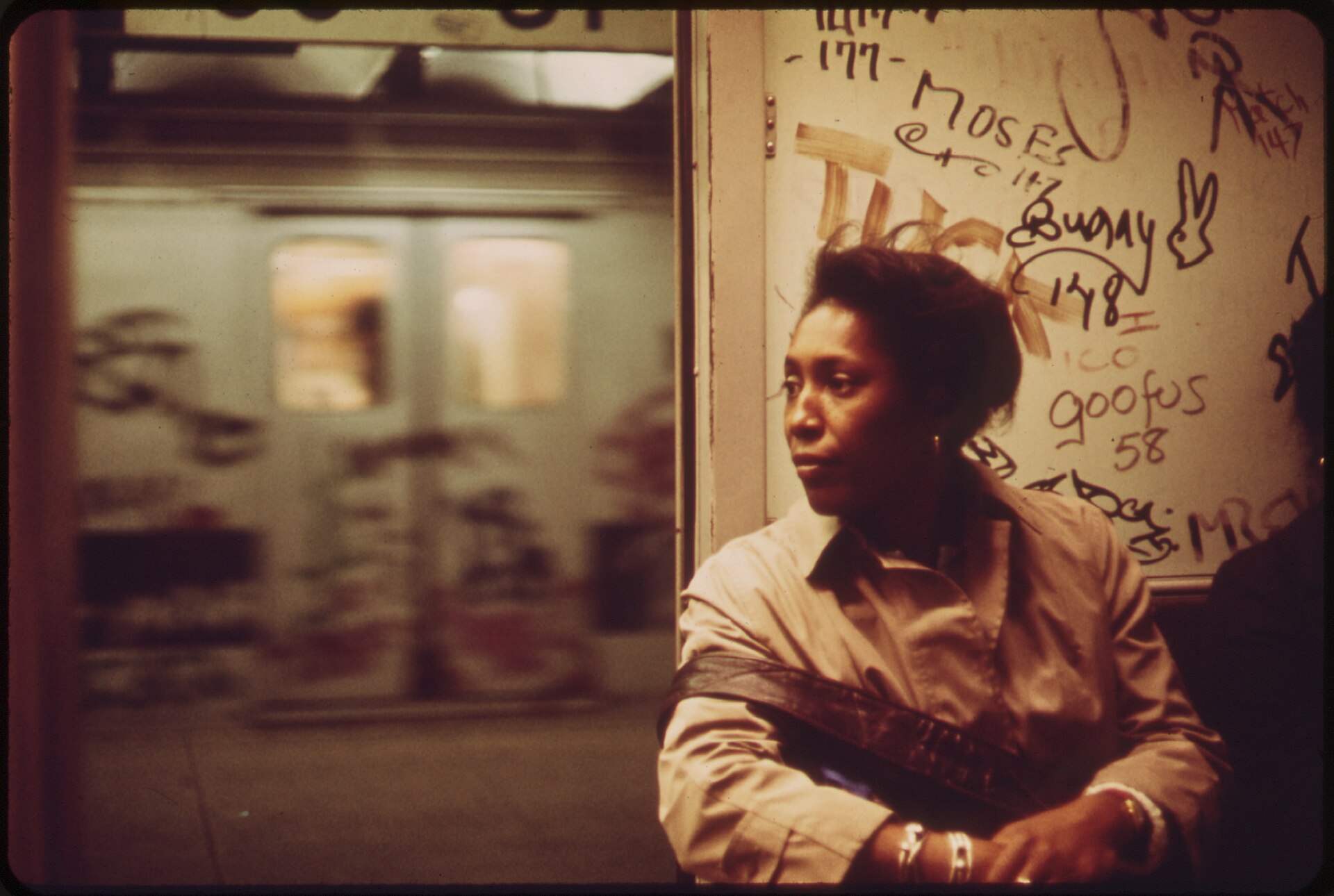 Interior de un vagón del metro de Nueva York cubierto de pintadas en 1973