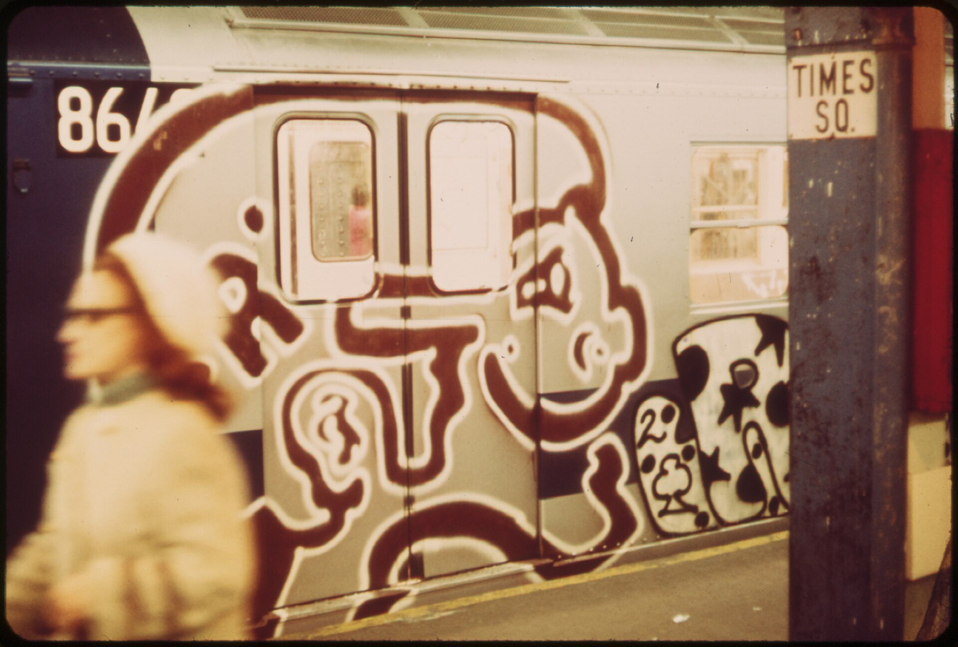 Estación de metro de Times Square con pintadas, Nueva York, 1973