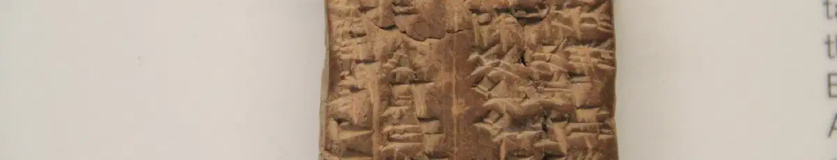 Cuneiform Writing on Clay Tablet — Lingüística